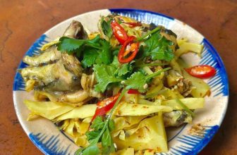 [🆕🇻🇳] CÀ MÈN – Đặc sản quê hương Quảng Trị 🍔 Top1Food 🍜 Lại tiếp chuyện bạn Mèn ghé nhà chơi hôm bữa. Đang trong bữa cơm, Ba nói Mèn:
– Mèn, chan cho Ba méng nác keng coi. Hôm ni thấy Mạ mi hì hục mần nồi keng c , shares-0✔️ , likes-28❤️️ , date-2024-05-23 13:42:26🇻🇳🇻🇳🇻🇳📰🆕