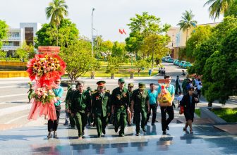 [🆕🇻🇳] Xanh SM – Dịch vụ di chuyển bằng xe điện đầu tiên tại Việt Nam 🚗 Top1Go 🏍️  Lớp chúng con xin dặn với lòng mình
Không quên lãng những hy sinh, mất mát
Xin hứa trước những anh linh đã thác
Viết tiếp trang sử bảo vệ Tổ quốc hôm nay!
, shares-2✔️ , likes-267❤️️ , date-2024-05-19 00:16:55🇻🇳🇻🇳🇻🇳📰🆕