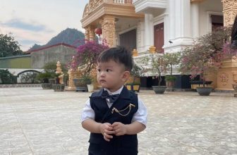 [🆕🇻🇳] TikTak House – Thời trang thiết kế cho bé 🧑‍🧒❤️️👶⭐️ Feedback chuẩn tổng tài nhí trong set gile 6 khuy nhà Tiktak House ạ.
Set mặc cực kì sang với tông màu xanh navy và sơmi trắng.
Form vừa vặn phối cổ ve , shares-0✔️ , likes-4❤️️ , date-2024-05-31 23:41:02🇻🇳🇻🇳🇻🇳📰🆕