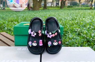 [🆕🇻🇳]  Kido Kid – Chuyên bán quần áo, giầy dép, mũ, khăn, phụ kiện trẻ em chính hãng 🧑‍🧒❤️️👶⭐️  #SĂN__QUÀ cuối tuần thôi ….
Dép kuromi và Quạt Kuromi cho đủ bộ nào
– – – – – – – – – –Bảng size
• Size 24/25 : Cho chân bé 15,5cm
• Size 26/27 : Cho , shares-2✔️ , likes-6❤️️ , date-2024-05-18 13:23:53🇻🇳🇻🇳🇻🇳📰🆕