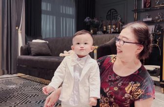 [🆕🇻🇳] TikTak House – Thời trang thiết kế cho bé 🧑‍🧒❤️️👶⭐️ Cứ trắng basic cơ bản là đẹp nhất các mẹ nhỉ.
Mặc vest thì form cứ phải là vừa vặn ôm người mới đẹp được.
Vì vậy các mẹ chọn vest cho bé thì inbox shop  , shares-1✔️ , likes-4❤️️ , date-2024-05-31 16:06:30🇻🇳🇻🇳🇻🇳📰🆕
