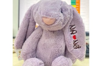 [🆕🇻🇳] Bánh Tiêu’s Closet – Chuyên order quần áo trẻ em,phụ kiện trẻ em và gia đình 😎❤️️⭐️ Thỏ bông thêu tên tặng cho bé iu,đủ các loại kích cỡ chỉ từ 185k.
-Mềm mịn,k rụng lông,vệ sinh dễ dàng,đầy đủ tiêu chí cho các bé nhà mình s.dụng an toàn. , shares-1✔️ , likes-5❤️️ , date-2024-06-22 15:38:03🇻🇳🇻🇳🇻🇳📰🆕