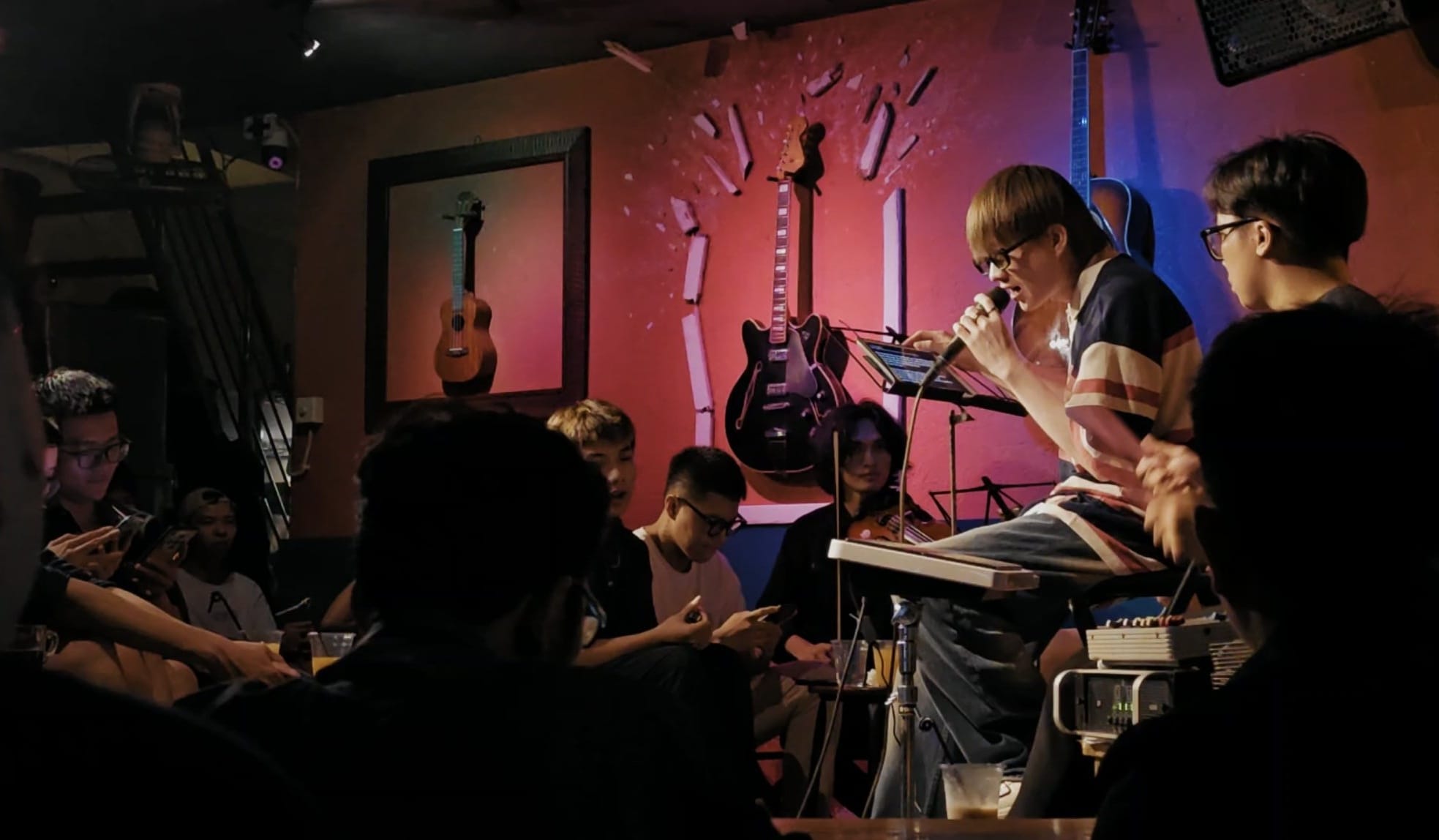 [☕️🇻🇳] Acoustic Cafe 236 Hàng Bông 🥤 Top1Coffee ☕️ Cuộc sống có 1 điều gì lắng lo, có điều gì phiền muộn.. ??? Chỉ cần 1 chút âm nhạc giải toả hết những ưu phiền..Dù bạn là giới , shares-0✔️ , likes-18❤️️ , date-2024-06-25 23:58:57🇻🇳🇻🇳🇻🇳📰🆕