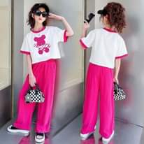 Có thể là hình ảnh về 2 người