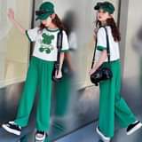 Có thể là hình ảnh về 2 người và văn bản