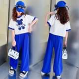 Có thể là hình ảnh về 2 người và văn bản