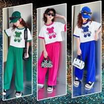 Có thể là hình ảnh về 3 người và văn bản