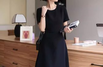 [🆕🇻🇳] COCOMAY – Design Store – Thương hiệu Thời trang – Công sở, Sự kiện 👕 Top1Fashion 👗   Đầm Công Sở Đen – Cổ Tròn, Dáng Chữ A Basic
Thanh lịch và dễ mặc! Chiếc đầm đen cổ tròn dáng chữ A này:
1. Cổ tròn thanh thoát.
2. Dáng chữ A phù hợp mọ , shares-1✔️ , likes-8❤️️ , date-2024-07-22 19:26:56🇻🇳🇻🇳🇻🇳📰🆕