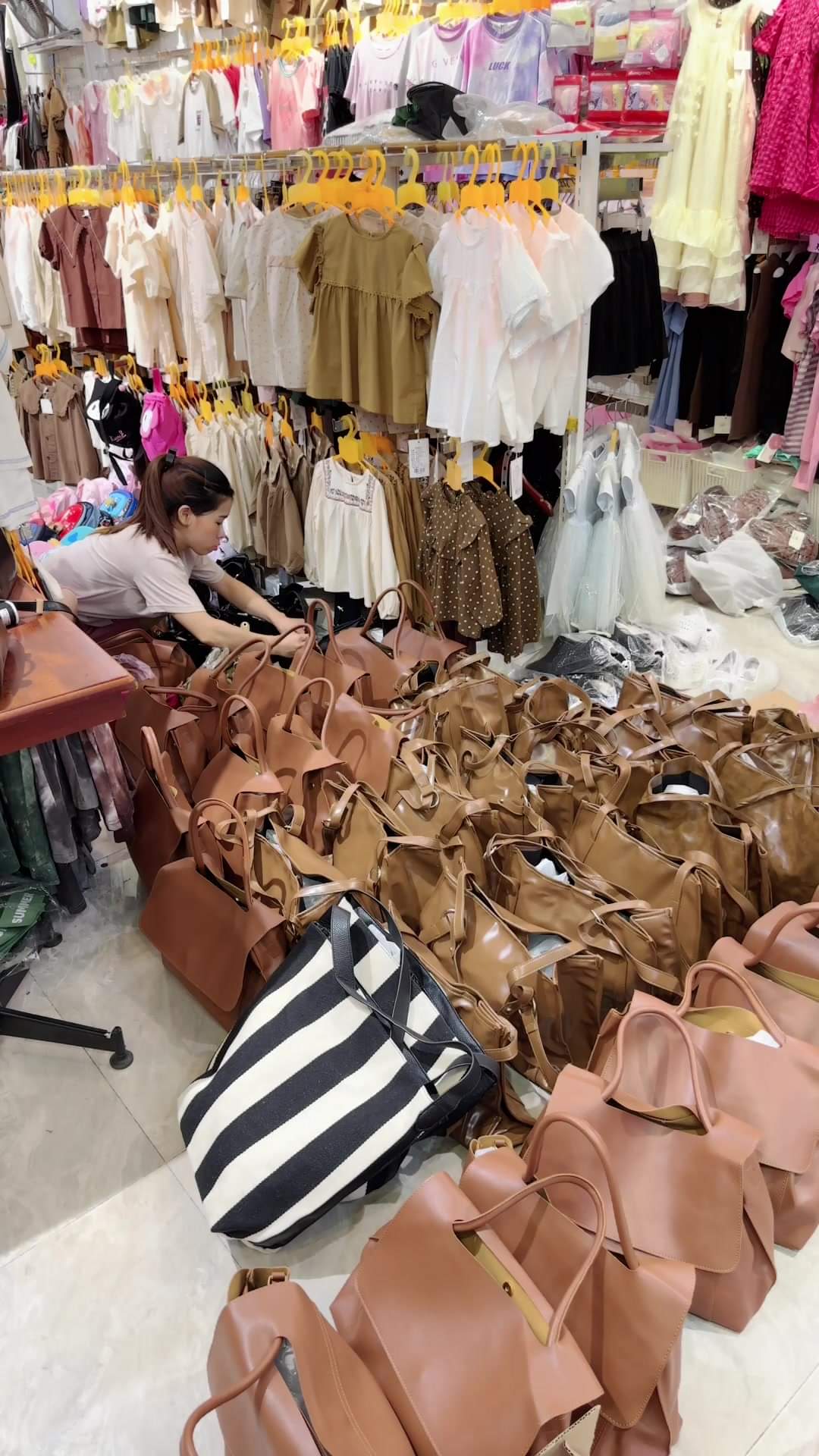 [🆕🇻🇳]  ĐỨC HỮU BABY – Chuyên buôn bán áo quần trẻ em 🧑‍🧒❤️️👶⭐️ Trả đơn ngày mưa bão
Hàng về – bão đơn
@fan cứng
, shares-0✔️ , likes-1❤️️ , date-2024-09-06 19:39:56🇻🇳🇻🇳🇻🇳📰🆕