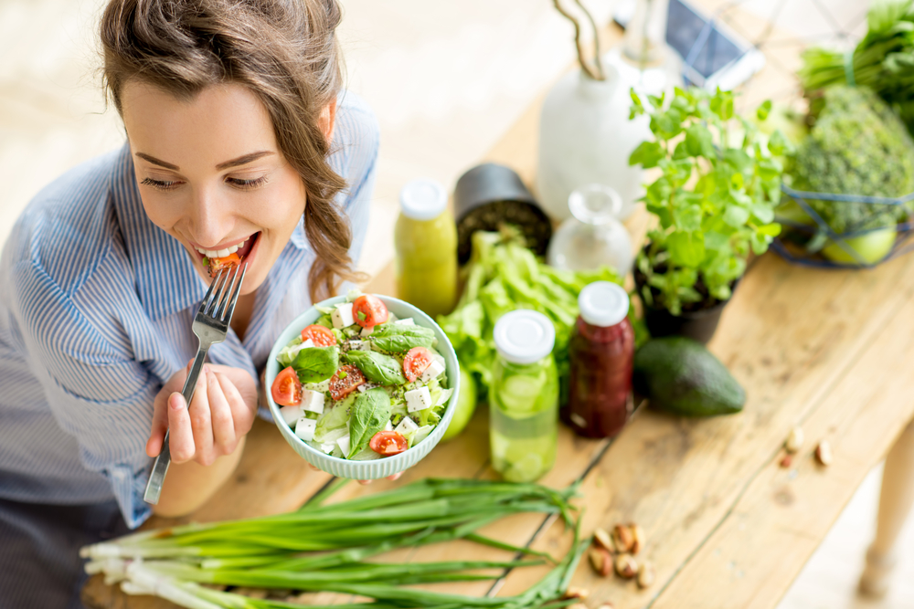 Trộn giấm táo mèo vào món salad