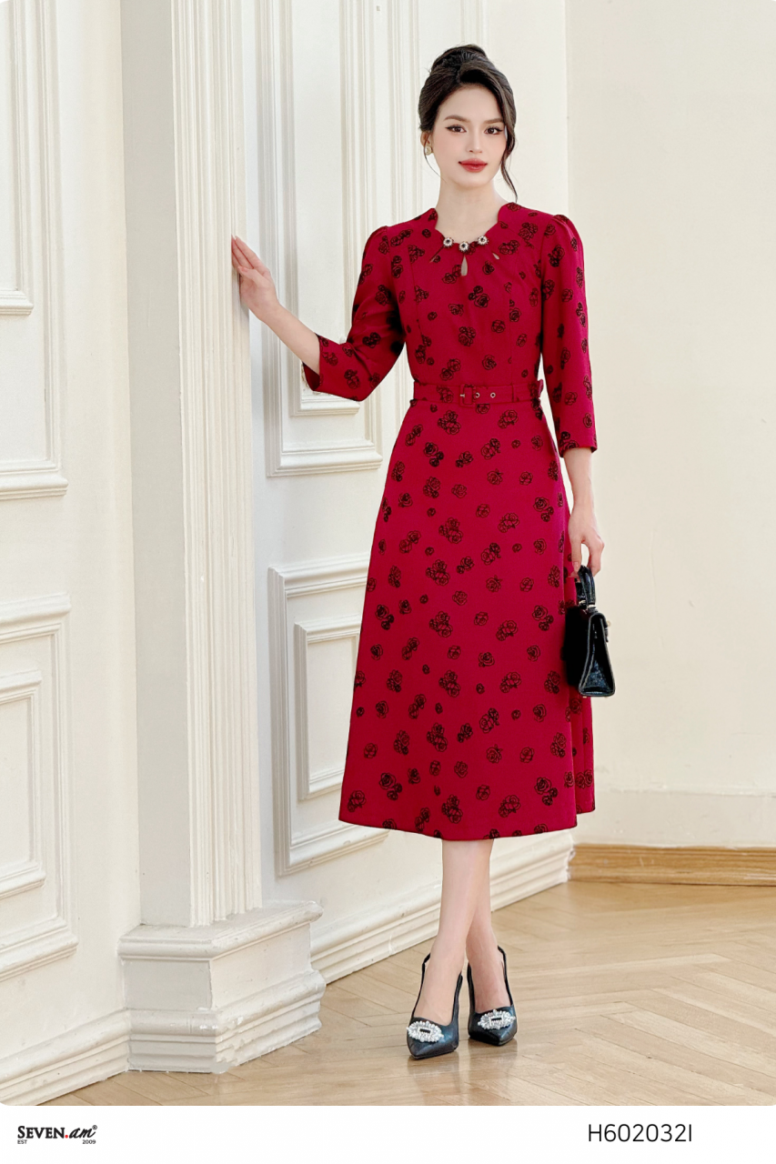 [🛒🇻🇳]Đầm midi đỏ ruby hoạ tiết hoa hồng thời trang nữ Seven.AM H602032I – Seven.AM , SKU – – sevenam.vn 🇻🇳🛒Top1Shop🛒 🇻🇳Top1Vietnam🇻🇳 🛍🛒🇻🇳