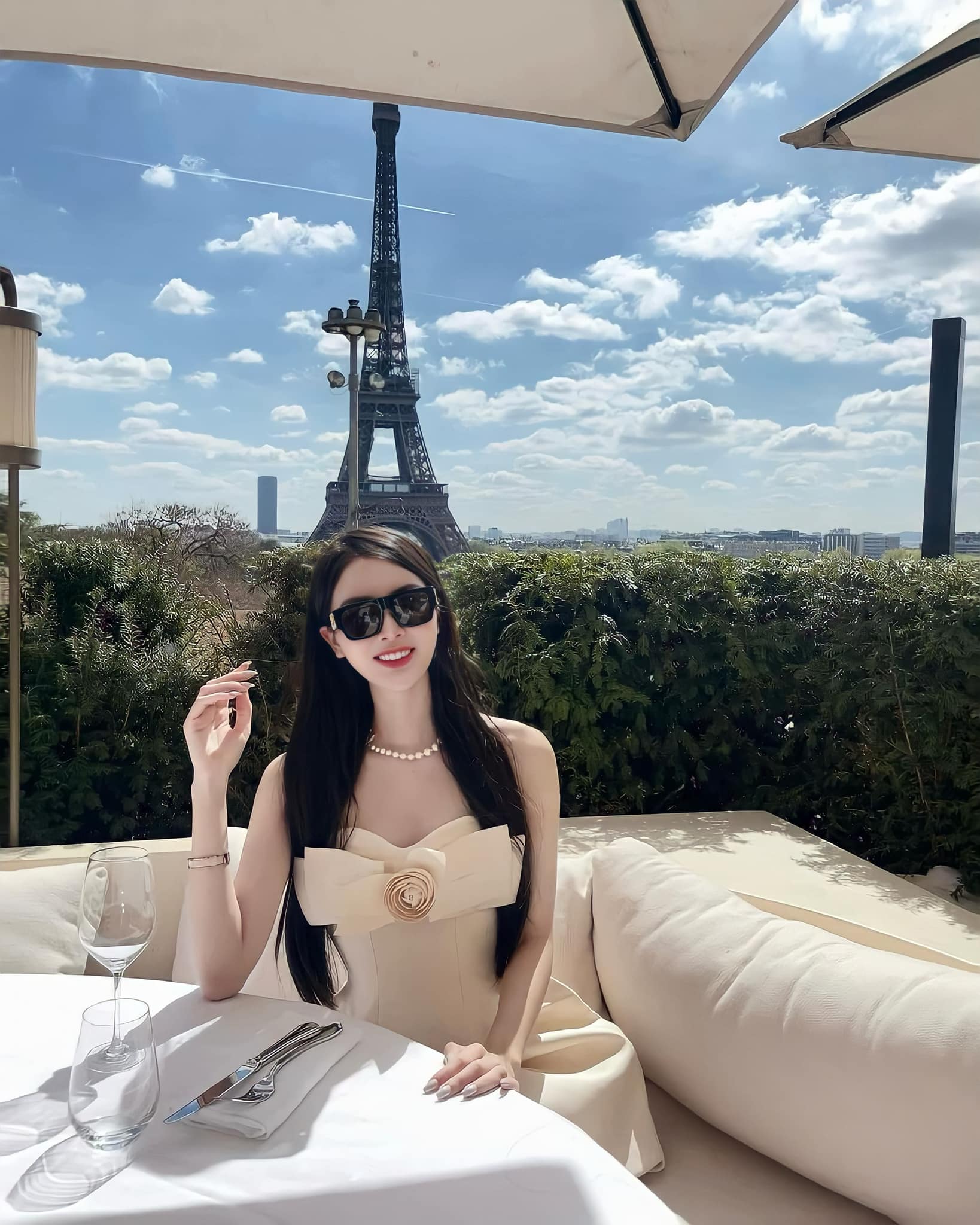 [🆕🇻🇳] Raffiné – Design Fashion House based in the metropolitan of Vietnam – Hanoi 👕 Top1Fashion 👗  /English Below// 𝐎𝐔𝐑 𝐂𝐔𝐒𝐓𝐎𝐌𝐄𝐑 /Nữ khách hàng xinh đẹp của chúng tôi trong thiết kế CASTLE STRAPLESS MINI DRESS.Our gorgeous female client in the desi , shares-58✔️ , likes-18K❤️️ , date-2022-08-03 02:40:10🇻🇳🇻🇳🇻🇳📰🆕