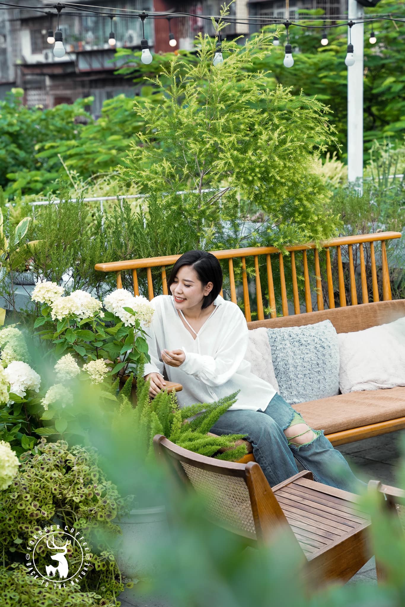 [☕️🇻🇳] ForDeer – Coffee with tree 🥤 Top1Coffee ☕️ Góc check in mới của Rừng!!!!Thu sang rồi ghé Rừng chụp bộ ảnh mới thôi. Năm nay Rừng đầu tư hẳn cả vườn hoa lá, không đến che , shares-1✔️ , likes-9❤️️ , date-2023-08-25 01:33:02🇻🇳🇻🇳🇻🇳📰🆕