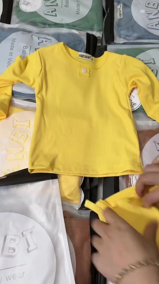 [🆕🇻🇳]  Thời trang trẻ em xuất dư- Bé Nhi 🧑‍🧒❤️️👶⭐️ xót kho còn ít nên e #sale Bộ len tăm lụa cạp cao Tặng Kèm nón tai thỏ siêu xinh
Chất tăm lụa loại 1, hàng chính phẩm mềm, co giãn 4chieu, thấm hút mồ hôi , shares-0✔️ , likes-5❤️️ , date-2023-11-27 17:48:33🇻🇳🇻🇳🇻🇳📰🆕