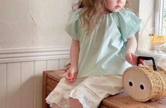 [🆕🇻🇳]  Nhỏ Xíu Babe-Cửa hàng quần áo sơ sinh & trẻ em 🧑‍🧒❤️️👶⭐️ Cưng quá mèn đét ơii
Bộ tiểu thư đẹp quá – màu xanh mint cực sang – nhẹ nhàng – tinh tế. Kiểu quần hot hit năm nay – xếp ly kết hợp ren thêu rất xinh. Sét  , shares-1✔️ , likes-22❤️️ , date-2024-04-22 19:50:01🇻🇳🇻🇳🇻🇳📰🆕