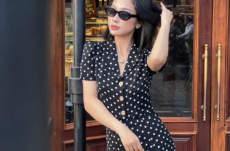 [🆕🇻🇳] Lep’ Daily – Live Gorgeous! 👕 Top1Fashion 👗  Là sự kết hợp hoàn hảo giữa nét đẹp cổ điển và hiện đại, set váy đen chấm bi tưởng đơn giản nhưng không hề đơn điệu. Thiết kế cổ vest thanh lịch kết hợp ph , shares-0✔️ , likes-12❤️️ , date-2024-06-06 01:00:18🇻🇳🇻🇳🇻🇳📰🆕