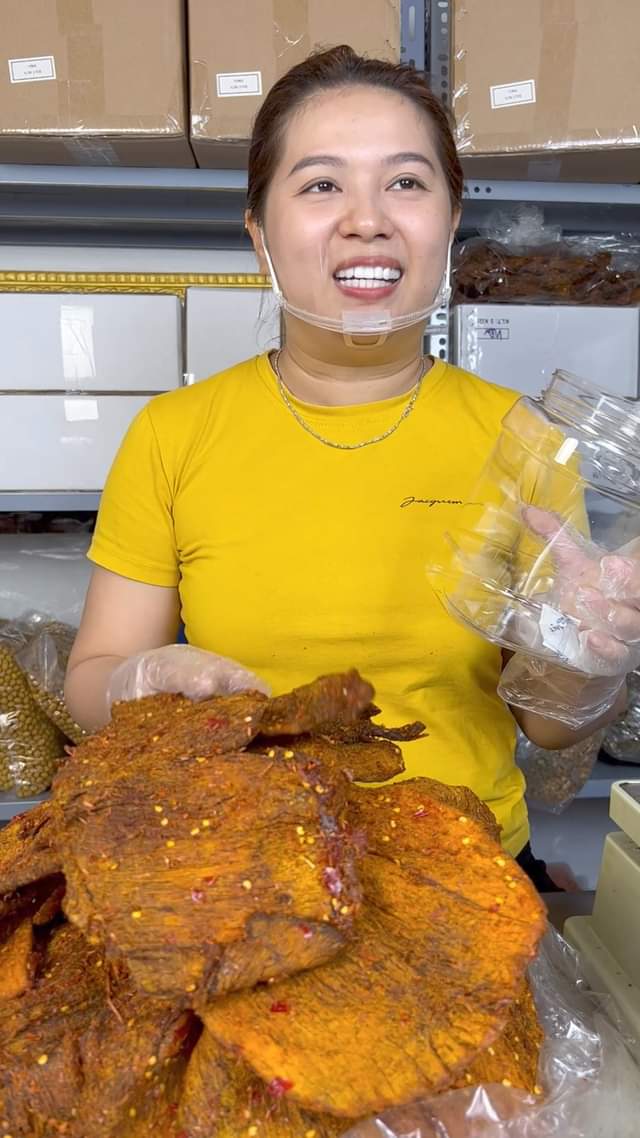 [🆕🇻🇳] Lò Khô Bò Miếng Củ Chi 🍔 Top1Food 🍜 Khô Bò Miếng Củ Chi chỉ 380K/kg
 Mua 2kg em giảm 10k còn 750K và miễn ship ạ.
 Anh chị đặt hàng nhắn cho em nha!
 , shares-4✔️ , likes-78❤️️ , date-2024-07-12 21:20:21🇻🇳🇻🇳🇻🇳📰🆕