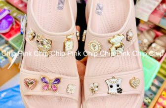 [🆕🇻🇳]  Chip Chip Pink-Chuyên sỉ và lẻ các loại “cờ rốc” và Jibbitz/ Sticker! 🧑‍🧒❤️️👶⭐️ 𝐺𝑖𝑢̛̃𝑎 𝑐𝑢𝑜̣̂𝑐 đ𝑜̛̀𝑖 ℎ𝑎̀𝑛𝑔 𝑛𝑔𝑎̀𝑛 𝑐𝑎́𝑚 𝑑𝑜̂̃. 𝑆ℎ𝑜𝑝 𝑐ℎ𝑖̉ 𝑐𝑎̂̀𝑛 𝑘ℎ𝑎́𝑐ℎ đ𝑜̂̃ 𝑡𝑎̣𝑖 đ𝑎̂𝑦 𝑡ℎ𝑜̂𝑖.Dạo này có bạn nhân viên mới, chụp choẹt kiểu gì mà dìm cả đôi dép , shares-0✔️ , likes-5❤️️ , date-2024-07-30 17:06:25🇻🇳🇻🇳🇻🇳📰🆕