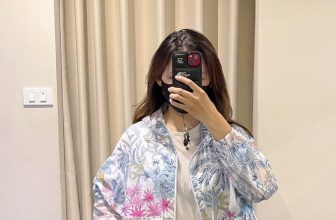 [🆕🇻🇳] LEMAO – VietNam factory outlet 👕 Top1Fashion 👗   lên set này để chị e nay mua CHÂN váy mua thêm áo gió mặc diện thời tiết mưa mưa các c ơi .
MÀU XANH THÌ E CÓ GIÓ HOẠ TIẾT XANH NHƯ ẢNH
CHẾ NÀO MUA CH , shares-0✔️ , likes-5❤️️ , date-2024-08-01 17:10:06🇻🇳🇻🇳🇻🇳📰🆕