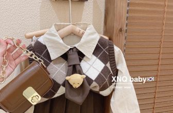 [🆕🇻🇳] Đậu’s House – Chuyên quần áo trẻ em xuất khẩu, xuất dư xịn 🧑‍🧒❤️️👶⭐️  Thu sang rồi diện đồ cho bé thôi
Set đồ phong cách Vintage Hàn Quốc nhà Đậu về rồi
Bé mặc set này đi học hay đi chơi thì hết nước chấm, chỉ có sang, xuỵ , shares-0✔️ , likes-1❤️️ , date-2024-08-01 19:09:29🇻🇳🇻🇳🇻🇳📰🆕