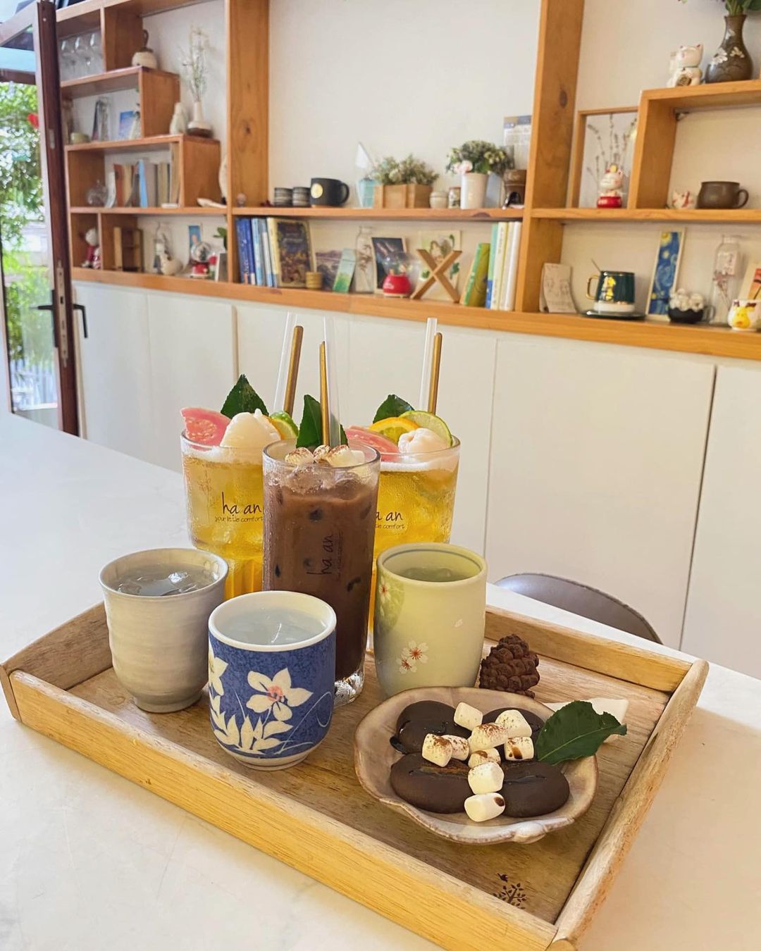 [☕️🇻🇳] Hạ An Corner – Trà – Bánh – Cafe – Piano 🥤 Top1Coffee ☕️ Review Hạ An hôm nay có 
 2 ly trà vải thơm ngát
 Ly ca cao bạc hà mát lạnh
 Bánh brownie béo ngậy
 
 , shares-1✔️ , likes-7❤️️ , date-2024-08-04 15:18:33🇻🇳🇻🇳🇻🇳📰🆕