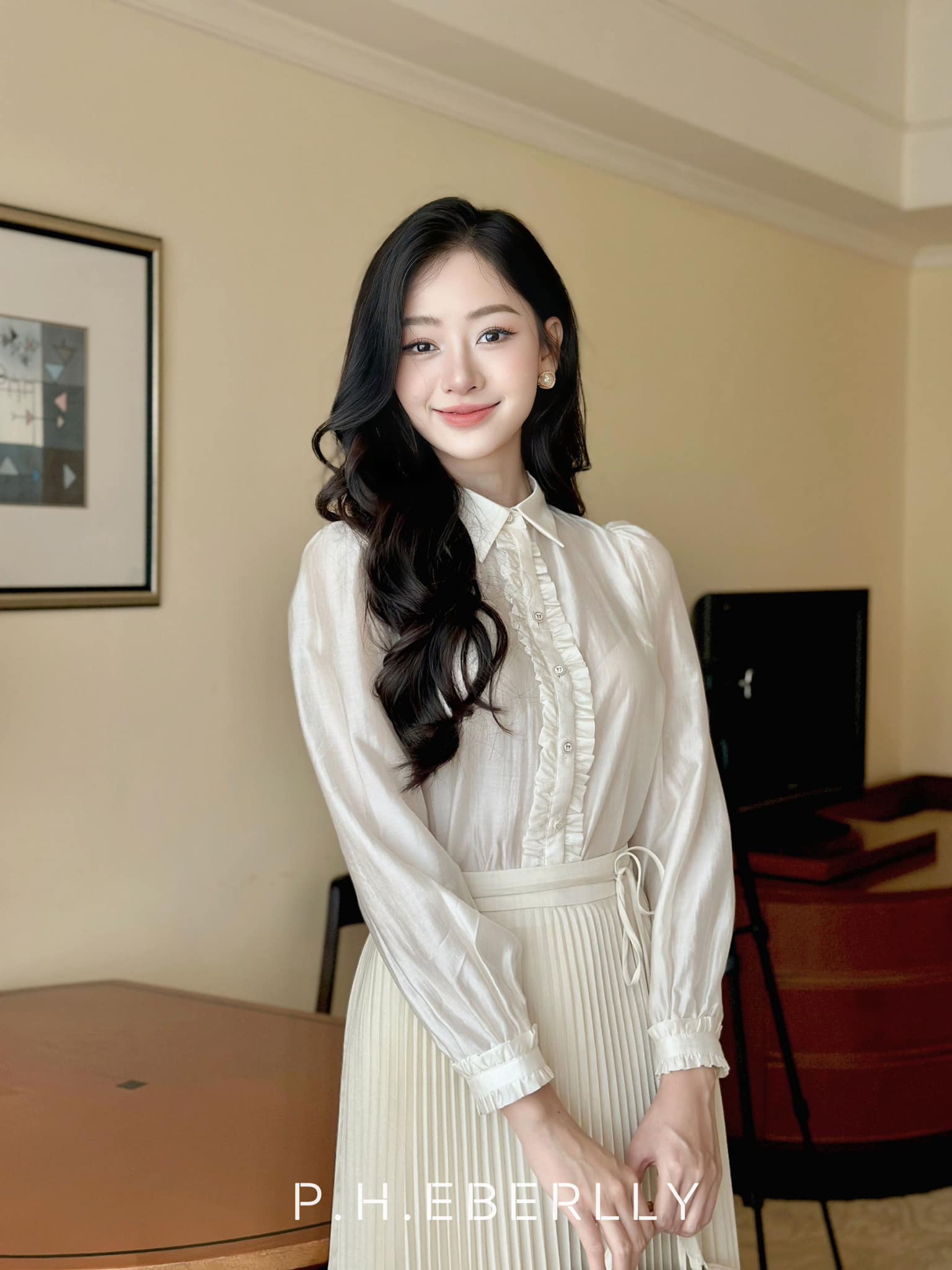 𝑴𝒊𝒕𝒂 𝑺𝒉𝒊𝒓𝒕 - 𝑹𝒊𝒕𝒂𝒓𝒂 𝑺𝒌𝒊𝒓𝒕
Phiên bản áo sơmi Mita màu kem dễ mặc với chi tiết xếp bèo cầu kỳ làm điểm nhấn cùng khuy đồng xinh xắn chắc chắn sẽ là một set