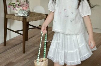 [🆕🇻🇳]  Tiệm cô Kul by Dinh Thuong luôn mang tới những sản phẩm chất lượng, đẹp mắt, theo trend 🧑‍🧒❤️️👶⭐️ Toàn set xinh lung linh cho mùa tựu trường. Đẹp xinh trong trẻo quá đi thôi. Style nàng thơ áo phối ren, hoạ tiết thêu tinh tế. Chân váy 3 tầng kèm quần ch , shares-0✔️ , likes-1❤️️ , date-2024-08-16 13:24:45🇻🇳🇻🇳🇻🇳📰🆕