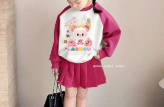 [🆕🇻🇳]  Tiệm cô Kul by Dinh Thuong luôn mang tới những sản phẩm chất lượng, đẹp mắt, theo trend 🧑‍🧒❤️️👶⭐️ [HÀNG MỚI VỀ]
Xinh đỉnh của chóp luôn rồi.
Labubu siêu hot hit nhé. Chất nỉ da cá mềm mịn. Chân váy kèm quần bên trong. Thu đông diện cả set này với già , shares-0✔️ , likes-1❤️️ , date-2024-08-20 17:02:30🇻🇳🇻🇳🇻🇳📰🆕