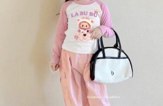 [🆕🇻🇳]  Tiệm cô Kul by Dinh Thuong luôn mang tới những sản phẩm chất lượng, đẹp mắt, theo trend 🧑‍🧒❤️️👶⭐️ [HÀNG MỚI VỀ]
Con sốt Labubu vẫn chưa hạ nhiệt đâu ạ. Bạn nào là fan chắc chắn phải chốt đơn set này rồi. Áo giáp lăng chất cotton, quầm kaki túi hộp đỉnh , shares-0✔️ , likes-3❤️️ , date-2024-08-24 20:26:02🇻🇳🇻🇳🇻🇳📰🆕