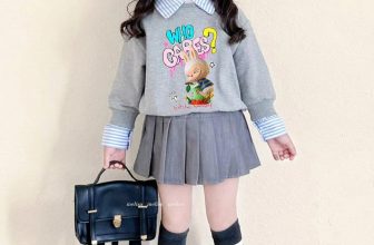 [🆕🇻🇳]  Tiệm cô Kul by Dinh Thuong luôn mang tới những sản phẩm chất lượng, đẹp mắt, theo trend 🧑‍🧒❤️️👶⭐️ Set này hôm qua bùng nổ visual luôn. Cái màu mới sang làm sao. Áo nỉ da cá cổ sơ mi tách rời. Chân váy xếp ly kèm quần đúng đỉnh mix được nhiều áo lắm. Sty , shares-0✔️ , likes-2❤️️ , date-2024-08-25 19:54:42🇻🇳🇻🇳🇻🇳📰🆕