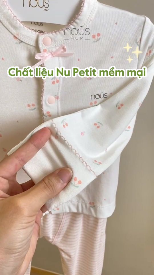 [🆕🇻🇳] Nous HCM 🧑‍🧒❤️️👶⭐️ CHERRY SET CHO EM BÉ SƠ SINH Hoạt tiết cherry xinh xắn cho em bé đã cập bến Nous HCM rồi đây ạ. “Thêm vào giỏ hàng” để diện cho bé yêu nha ba mẹ ơi <3   , shares-1✔️ , likes-24❤️️ , date-2024-08-28 00:30:22🇻🇳🇻🇳🇻🇳📰🆕