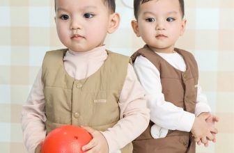 [🆕🇻🇳]  UalaRogo – Made in Vietnam – Thương hiệu thời trang phụ kiện cao cấp cho bé từ 0-4 tuổi 🧑‍🧒❤️️👶⭐️ 𝑾𝒂𝒓𝒎 𝒉𝒖𝒈𝒔 𝒆𝒗𝒆𝒓𝒚𝒘𝒉𝒆𝒓𝒆Mẹ ơi gió lạnh gần kề, để UalaRogo gửi những ấm áp vào chiếc áo gile chần bông từ BST Thu Đông – 𝑾𝒐𝒐𝒅𝑳𝒂𝒏𝒅 𝑫𝒓𝒆𝒂𝒎 ôm trọn bé yêu của m , shares-0✔️ , likes-11❤️️ , date-2024-09-03 00:00:08🇻🇳🇻🇳🇻🇳📰🆕