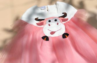 [🆕🇻🇳]  MONGU KIDS  thời trang thiết kế và phụ kiện trẻ em 🧑‍🧒❤️️👶⭐️ Hoạ tiết mới trong form dáng của chiếc đầm Tiger ạ
Chụp được tấm hình là trời đổ mưa. Mỗi lần làm xong mẫu là mình hay hỏi bạn Bill. Bill nhận ra gì hông , shares-0✔️ , likes-8❤️️ , date-2024-08-27 16:09:39🇻🇳🇻🇳🇻🇳📰🆕