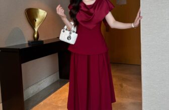 [🆕🇻🇳] The MAGNOLIA 👕 Top1Fashion 👗   Cùng chiêm ngưỡng một phiên bản khác của 𝑳𝑨𝑼𝑹𝑨 𝑻𝒐𝒑 với gam màu Redvelvet đầy sang trọng và quyến rũ .
Chất liệu lụa cao cấp được phối cùng form áo dang ô , shares-0✔️ , likes-12❤️️ , date-2024-08-27 18:01:41🇻🇳🇻🇳🇻🇳📰🆕