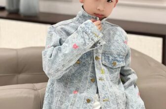 [🆕🇻🇳]  Hoàng Anh Kids 🧑‍🧒❤️️👶⭐️ Èo ơi hơn 1 củ khoai cho cái em set bò L.V này nó đắt thiệt chớ( k kèm sơ mi ạ ). Có bác nào mua cùng em k chứ k dám lấy sẵn luôn huhu. Mẫu mới nhất của L. , shares-0✔️ , likes-6❤️️ , date-2024-08-30 01:43:46🇻🇳🇻🇳🇻🇳📰🆕