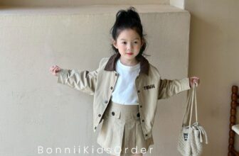 [🆕🇻🇳] Bonnii Kids – Ở đây có áo quần, giày dép, phụ kiện dành cho bé yêu của bạn 🧑‍🧒❤️️👶⭐️ Cô nằng sành điệu đây rồi
Size bé 90-140
Màu sắc có thể chênh lệch một chút do ánh sáng nhưng không đáng kể.
Hàng QCCC, order 2-5 tuần tùy biên, đặt hàng  , shares-1✔️ , likes-2❤️️ , date-2024-09-04 17:29:31🇻🇳🇻🇳🇻🇳📰🆕