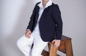 [🆕🇻🇳] TikTak House – Thời trang thiết kế cho bé 🧑‍🧒❤️️👶⭐️ Feedback quá đẹp luôn ạ
Bé nặng 28kg, 8 tuổi.
Mặc nhìn chững chạc mà không bị già. Phối vest xanh navy kết hợp quần trắng, sơ mi xanh sọc cổ đức.
Set g , shares-0✔️ , likes-3❤️️ , date-2024-08-31 15:53:01🇻🇳🇻🇳🇻🇳📰🆕