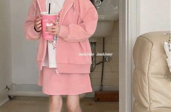 [🆕🇻🇳]  Tiệm cô Kul by Dinh Thuong luôn mang tới những sản phẩm chất lượng, đẹp mắt, theo trend 🧑‍🧒❤️️👶⭐️ Thu xinh quá!
Set 3 CT hoạ tiết Labubu đỉnh của chóp. Bên trong áo dài tay chất cotton 4c. Bên ngoài áo khoác kéo khoá tiện lợi. Chân váy nỉ da cá kèm quầ , shares-0✔️ , likes-0❤️️ , date-2024-09-04 07:30:26🇻🇳🇻🇳🇻🇳📰🆕