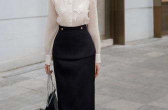 [🆕🇻🇳] XIICO 👕 Top1Fashion 👗  Sự kết hợp hoàn hảo giữa chân váy bút chì thanh lịch và áo sơ mi được thêu họa tiết nổi đẹp mắt trong hai gam màu cơ bản be & đen.
Tinh tế và nữ tính, thiế , shares-17✔️ , likes-685❤️️ , date-2024-09-04 01:16:03🇻🇳🇻🇳🇻🇳📰🆕