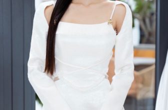 [🆕🇻🇳] DeNio – Phá bỏ lối mòn cũ của thời trang Việt 👕 Top1Fashion 👗  𝐀𝐜𝐭𝐫𝐞𝐬𝐬 𝐘𝐞𝐧 𝐃𝐚𝐧 𝐢𝐧 𝐃𝐞𝐍𝐢𝐨’𝐬 𝐝𝐞𝐬𝐢𝐠𝐧
Diễn viên Yên Đan trong thiết kế #LolaDress mang đến vẻ đẹp thanh lịch, nhẹ nhàng và lôi cuốn cho nàng.
______
Lola Cut- , shares-0✔️ , likes-22❤️️ , date-2024-09-04 17:00:48🇻🇳🇻🇳🇻🇳📰🆕