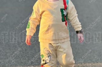 [🆕🇻🇳]  Thóc Fashion – Hàng VNXK thiết kế – REP 1:1 các hãng cho bé trai 🧑‍🧒❤️️👶⭐️  Khởi động tháng mới với set mickey này đã làm siêu lòng các mẹ chưa nào
Full bộ nỉ chân cua dày dặn, màu kem như Thóc mặc chuẩn ảnh luôn
Size từ 90-130 , shares-4✔️ , likes-226❤️️ , date-2024-09-02 15:28:27🇻🇳🇻🇳🇻🇳📰🆕