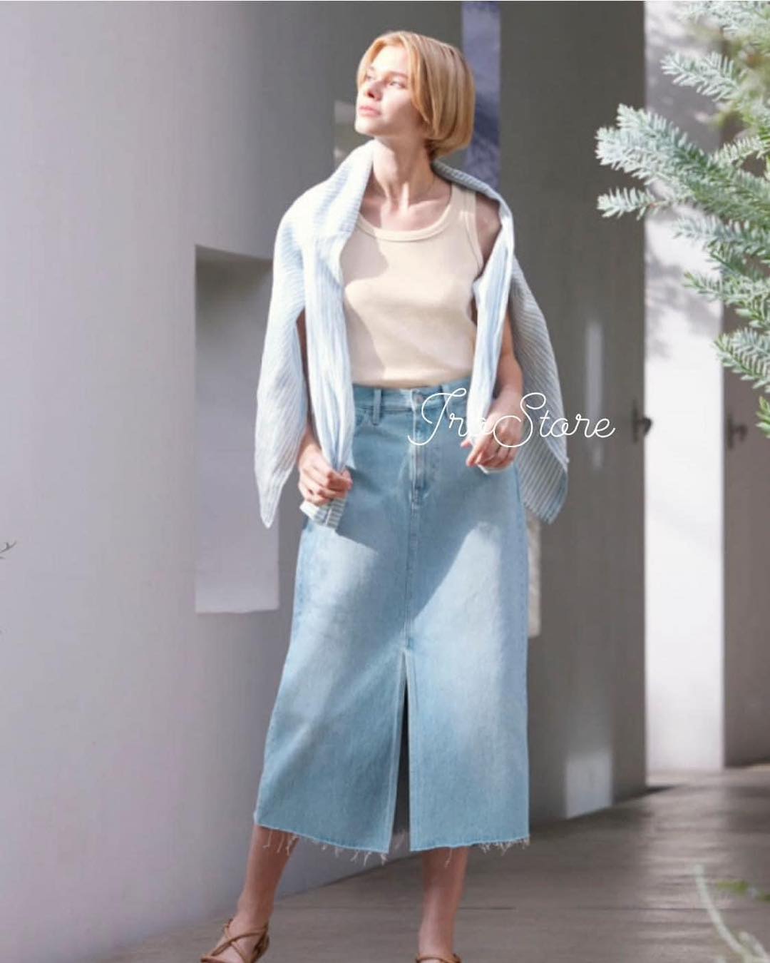 #uni_japan_saleoutlet Mã ba lỗ 2024 cứ gọi là xuất sắc luôn ấy chị em ơi, thêm 39% rayon nên sờ cái là thấy khác biệt liền. Chất thun tăm co giãn tốt, chất