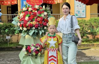 [🆕🇻🇳] Kim Oanh Vũ STORE 👕 Top1Fashion 👗  Đưa con đi biểu diễn nhưng chị mẹ vẫn k quên bán hàng ạ
Quần về đủ size giá 580k.
Túi e sẵn giá 900k . Dép cao gót #580k
Áo e không bán . Mời các bà , shares-0✔️ , likes-785❤️️ , date-2024-09-04 13:22:08🇻🇳🇻🇳🇻🇳📰🆕