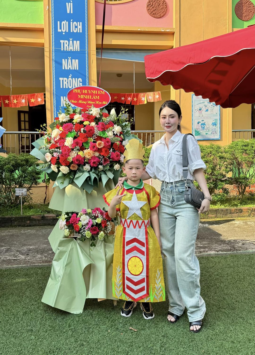 Đưa con đi biểu diễn nhưng chị mẹ vẫn k quên bán hàng ạ
Quần về đủ size giá 580k.
Túi e sẵn giá 900k . Dép cao gót #580k
Áo e không bán . Mời các bà