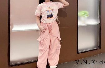 [🆕🇻🇳]  T&T Kids – Thay Ba Mẹ Mang Yêu Thương Đến Các Bé 🧑‍🧒❤️️👶⭐️  Set áo phông Labubu dáng lỡ – quần túi hộp xinh xỉu
áo cotton kẻ hàng đặt – bo tay bo cổ xịn đét
Quần chất kaki thô óng mềm giãn cao cấp
Size: 25-55k , shares-0✔️ , likes-22❤️️ , date-2024-09-04 20:03:38🇻🇳🇻🇳🇻🇳📰🆕