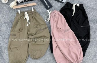 [🆕🇻🇳]  CHUNKids.vn – (Chun Kids )-Cửa hàng quần áo sơ sinh & trẻ em 🧑‍🧒❤️️👶⭐️ Cập bến mã kaki pha gió túi khoá đẹp xuất sắc lun nè
Chất mềm đẹp lại có co giãn nhẹ mặc thoải mái dễ chịu mà đẹp nha
Fullsize 18->32kg với 3 màu Đe , shares-1✔️ , likes-17❤️️ , date-2024-09-04 16:34:31🇻🇳🇻🇳🇻🇳📰🆕