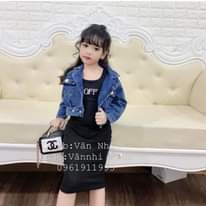 Có thể là hình ảnh về 1 người, đang đứng và văn bản cho biết 'OFF Lb Vân Nhi Page Vânnhi Kids 0961911993'