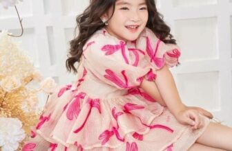 [🆕🇻🇳]  𝐕𝐈𝐕𝐈𝐃𝐑𝐄𝐒𝐒 𝐊𝐢𝐝𝐬- thương hiệu thời trang thiết kế dành cho các cô công chúa nhỏ 🧑‍🧒❤️️👶⭐️ -NOW ON SALE OFF 10%-Dakota Dress – the year-round must have item for your lil princess closet!Xinh đẹp tuyệt vời với phom dáng babydoll bồng bềnh mềm  , shares-0✔️ , likes-2❤️️ , date-2023-12-30 01:30:54🇻🇳🇻🇳🇻🇳📰🆕