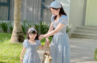[🆕🇻🇳]  Đậu – Kids & Mom – thời trang thiết kế mẹ và bé 🧑‍🧒❤️️👶⭐️ Biết em thích màu trời
Nên mẹ bồi hồi chọn chiếc váy màu xanh  Set mẹ bé chất liệu đũi tằm mềm mịn, thấm hút
Size mẹ: 40-60kg
Size bé: 9- 28kg  FROM ĐẬU , shares-0✔️ , likes-5❤️️ , date-2024-07-21 14:02:18🇻🇳🇻🇳🇻🇳📰🆕