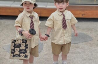 [🆕🇻🇳] ZOO KIDS 🧑‍🧒❤️️👶⭐️  Outfit set sơ mi cavat công tử lịch lãm
Thông tin sản phẩm
Chất liệu: áo sơ mi thô non mềm mát + quần kaki mềm
Thiết kế áo chữ sành điệu. Tone mà , shares-0✔️ , likes-8❤️️ , date-2024-07-21 14:53:02🇻🇳🇻🇳🇻🇳📰🆕